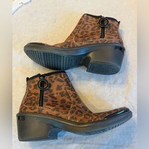 Size 9.5- Bzees Tease washable side-zip booties in a leopard print